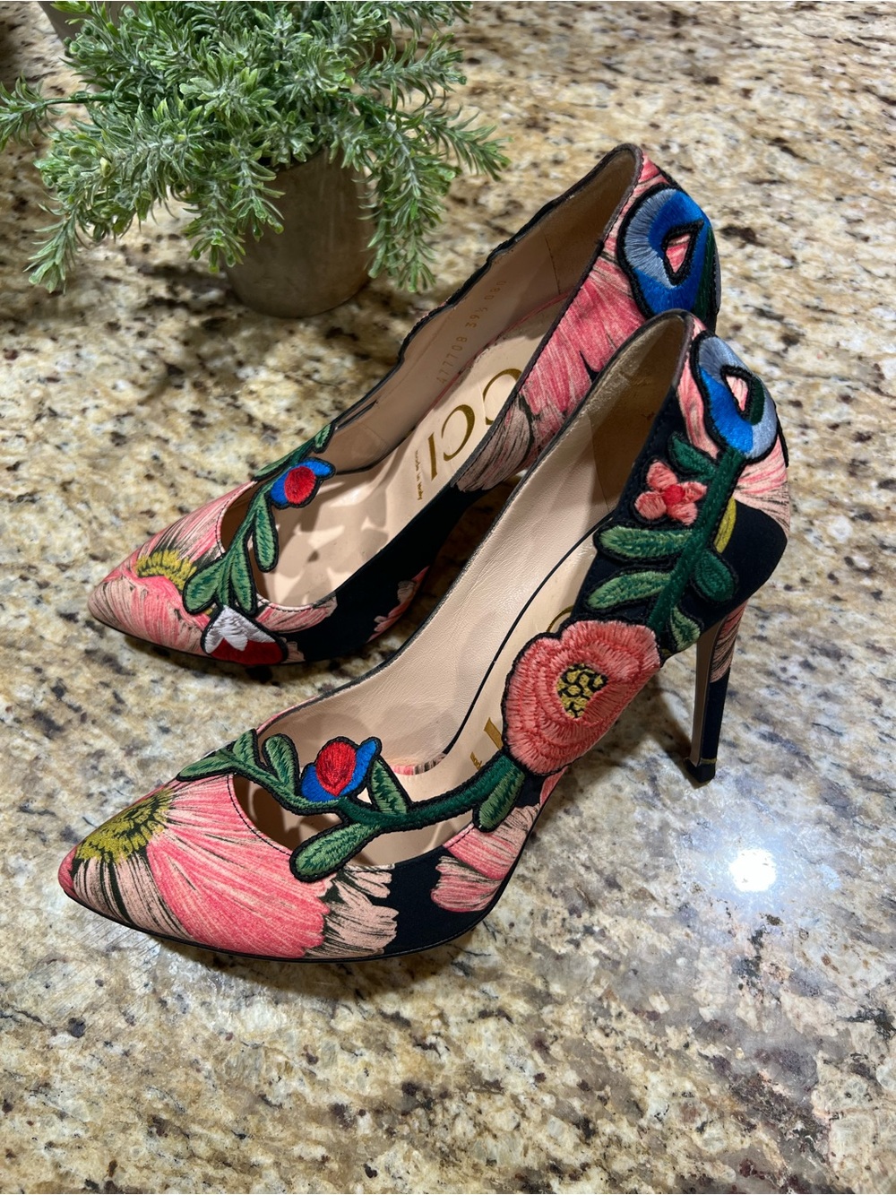 Gucci Ophelia Pink Floral Embroidery Black Pumps 39.5